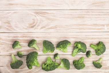kopya alanı metniniz için Beyaz ahşap zemin üzerine taze brokoli. Üstten Görünüm