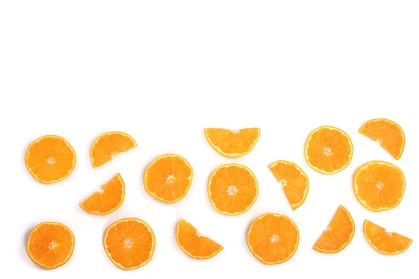Φέτες από πορτοκάλι ή μανταρίνι που απομονώνονται σε λευκό φόντο με αντίγραφο χώρου για το κείμενό σας. Επίπεδη lay, κορυφαία προβολή — Φωτογραφία Αρχείου