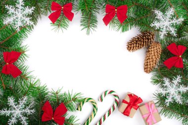 Kar taneleri ve izole kopya alanı metniniz için beyaz zemin üzerine kırmızı yay Noel çerçeve süslenmiş