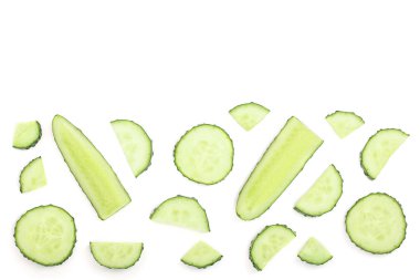 Salatalık dilimleri, metniniz için kopya alanı ile beyaz arka plan üzerinde izole. Üstten görünüm. Düz yatıyordu desen. Küme veya koleksiyonu