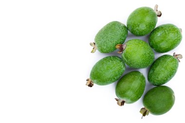 Kopya alanı metniniz için beyaz zemin üzerine izole tropikal meyve feijoa kaymak ağacı. Üstten görünüm. Düz yatıyordu desen