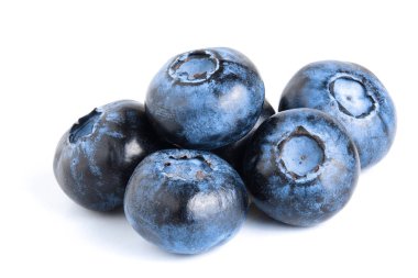 Beyaz arka planda izole edilmiş taze olgun yaban mersini.