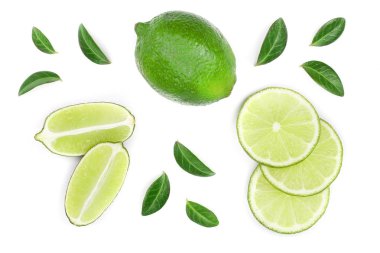 Beyaz arka plan üzerinde izole yaprakları ile dilimlenmiş limon. Üstten görünüm. Düz yatıyordu desen