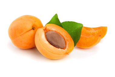 Beyaz arka plan makro'izole yaprakları ile kayısı meyve