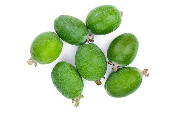 Тропічний фруктовий фейхоа Акка продає ковіану ізольовано на білому тлі. Вид зверху. Плоский шаблон — стокове фото