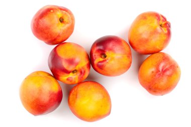 Olgun nektarin ile izole üzerinde beyaz arka plan bırakır. Üstten görünüm. Düz yatıyordu desen