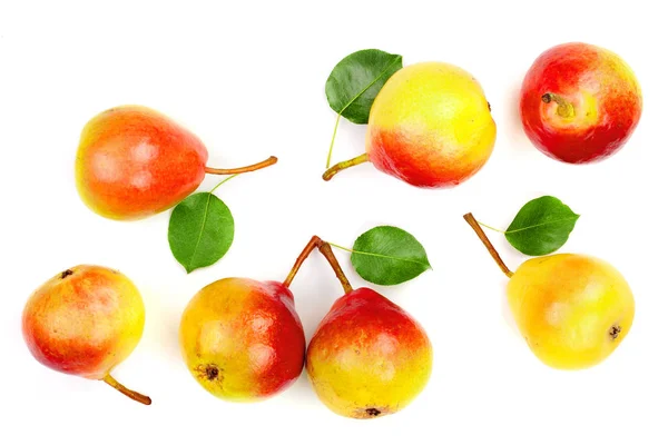 Frutti di pera giallo rosso maturo con foglia isolata su fondo bianco. Vista dall'alto. Modello di posa piatta — Foto Stock