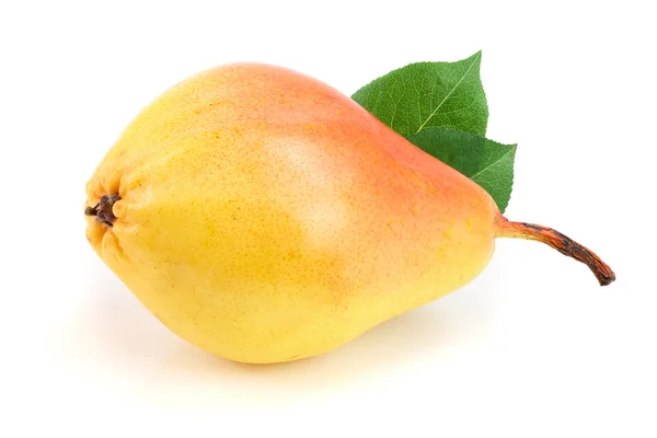 Poire jaune rouge mûre avec des feuilles de fruits isolées sur fond blanc — Photo