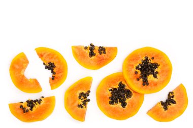 metniniz için kopya alanı ile beyaz bir arka plan üzerinde izole olgun dilim papaya. Üstten görünüm. Düz yatıyordu