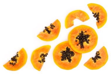 metniniz için kopya alanı ile beyaz bir arka plan üzerinde izole olgun dilim papaya. Üstten görünüm. Düz yatıyordu