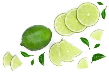 dilimlenmiş limon vith izole üzerinde beyaz arka plan kopya alanı metniniz için bırakır. Üstten görünüm. Düz yatıyordu desen