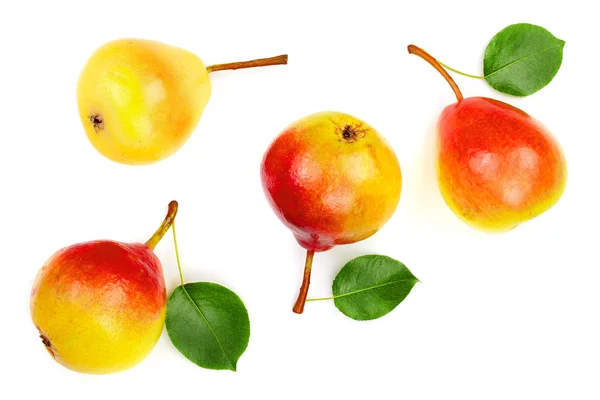 Frutti di pera giallo rosso maturo con foglia isolata su fondo bianco. Vista dall'alto. Modello di posa piatta — Foto Stock