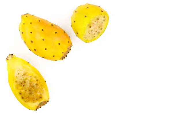 Gele prickly pear of opuntia geïsoleerd op een witte achtergrond met kopie ruimte voor uw tekst. Bovenaanzicht. Plat leggen — Stockfoto