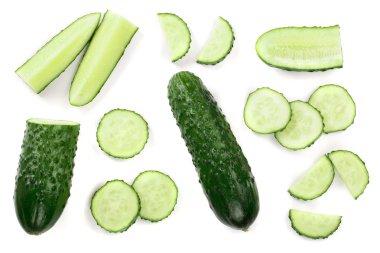 Beyaz arka plan üzerinde izole salatalık dilimleri. Üstten görünüm. Düz yatıyordu desen. Küme veya koleksiyonu