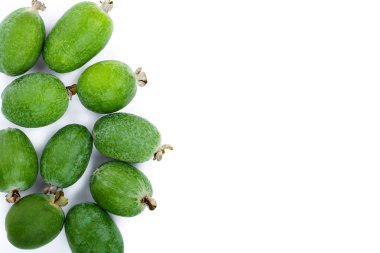Kopya alanı metniniz için beyaz zemin üzerine izole tropikal meyve feijoa kaymak ağacı. Üstten görünüm. Düz yatıyordu desen