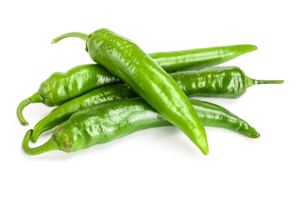 Zelená hot chili peppers izolovaných na bílém pozadí. Pohled shora. Plochá laických vzor — Stock fotografie