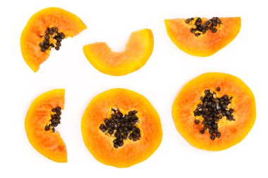 beyaz bir arka plan üzerinde izole olgun dilim papaya. Üstten görünüm. Düz yatıyordu