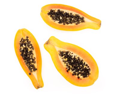 beyaz bir arka plan üzerinde izole olgun papaya yarısı. Üstten görünüm. Düz yatıyordu