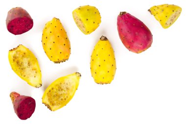 kırmızı sonunda sarı inciri veya kopya alanı metniniz için beyaz bir zemin üzerine izole opuntia. Üstten görünüm. Düz yatıyordu