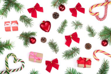 Noel arkaplanı köknar dalları ve beyaz arka planda izole edilmiş dekorasyon. Üst Manzara. Düz yatıyordu