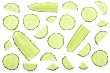 Beyaz arka plan üzerinde izole salatalık dilimleri. Üstten görünüm. Düz yatıyordu desen