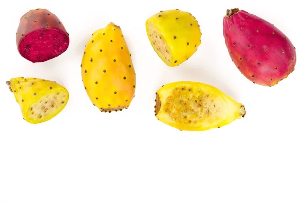 Rosso fine giallo fichi d'india o opuntia isolato su uno sfondo bianco con spazio di copia per il testo. Vista dall'alto. Posa piatta — Foto Stock