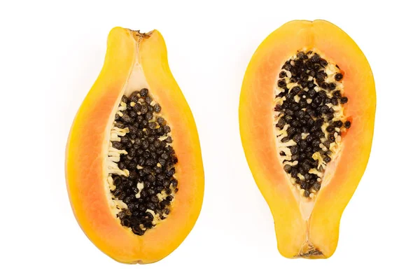 Helft van rijpe papaya geïsoleerd op een witte achtergrond. Bovenaanzicht. Plat leggen — Stockfoto