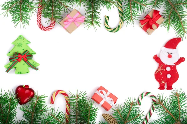 Christmas Frame of Fir gałąź drzewa z cukierków i pudełka izolowane na białym tle z miejsca na kopię tekstu — Zdjęcie stockowe