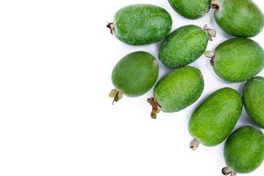 Kopya alanı metniniz için beyaz zemin üzerine izole tropikal meyve feijoa kaymak ağacı. Üstten görünüm. Düz yatıyordu desen.