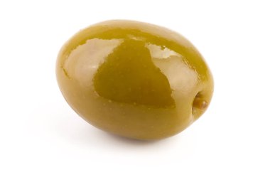 Beyaz arkaplanda yeşil zeytin.