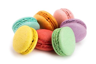 Beyaz arkaplanda izole edilmiş renkli badem kurabiyeleri