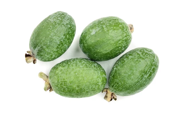 Tropisch fruit feijoa Acca sellowiana geïsoleerd op een witte achtergrond. Bovenaanzicht. Plat lag patroon — Stockfoto