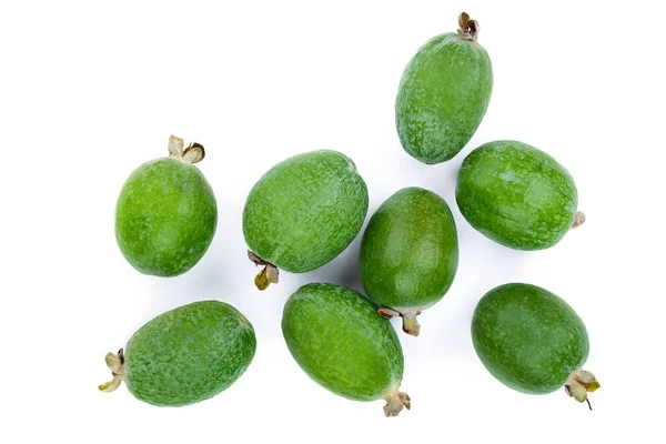 Tropisk frukt feijoa Acca sellowiana isolerad på vit bakgrund. Ovanifrån. Lägenheten låg mönster — Stockfoto