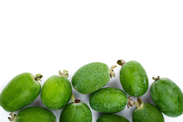 Tropisch fruit feijoa Acca sellowiana geïsoleerd op een witte achtergrond met kopie ruimte voor uw tekst. Bovenaanzicht. Plat lag patroon — Stockfoto