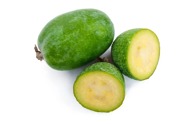 Tropisch fruit feijoa Acca sellowiana geïsoleerd op een witte achtergrond. Bovenaanzicht. Plat lag patroon — Stockfoto