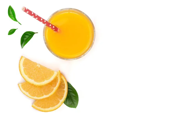 Ποτήρι χυμός πορτοκάλι με φέτες των εσπεριδοειδών και τα φύλλα που απομονώνονται σε λευκό φόντο με αντίγραφο χώρου για το κείμενό σας, το top view — Φωτογραφία Αρχείου
