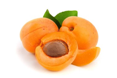 Beyaz arka plan makro'izole yaprakları ile kayısı meyve