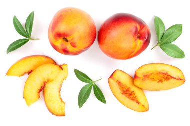 Olgun nektarin ile izole üzerinde beyaz arka plan bırakır. Üstten görünüm. Düz yatıyordu desen