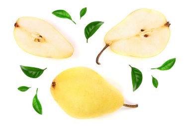 Beyaz arka plan üzerinde izole yaprak ile üç Olgun kırmızı sarı armut meyve. Üstten görünüm. Düz yatıyordu desen