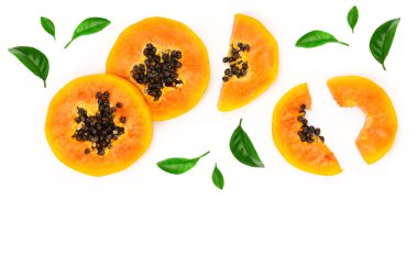 metniniz için kopya alanı ile beyaz bir arka plan üzerinde izole olgun dilim papaya. Üstten görünüm. Düz yatıyordu