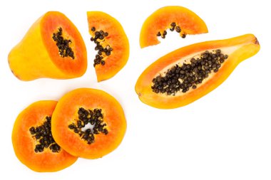 metniniz için kopya alanı ile beyaz bir arka plan üzerinde izole olgun dilim papaya. Üstten görünüm. Düz yatıyordu