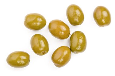 Beyaz bir arka plan üzerinde izole yeşil zeytin. Üstten görünüm. Düz yatıyordu