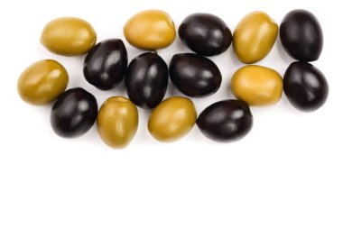 İzole kopya alanı metniniz için beyaz bir zemin üzerine yeşil ve siyah zeytin. Üstten görünüm. Düz yatıyordu