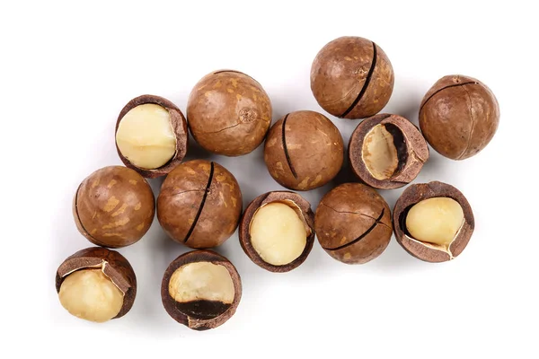 Nueces de macadamia sin cáscara y sin cáscara aisladas sobre fondo blanco. Vista superior. Patrón de colocación plana — Foto de Stock