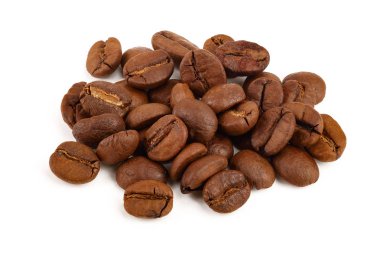 Kızarmış kahve çekirdekleri beyaz arka planda izole edilmiş.