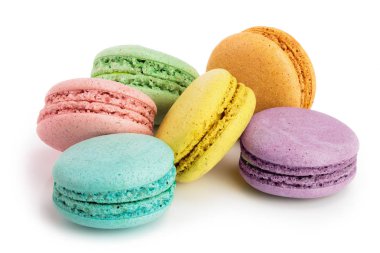 Beyaz arkaplanda izole edilmiş renkli badem kurabiyeleri