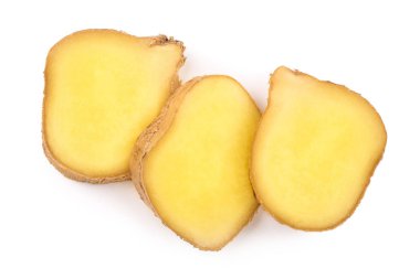 dilim taze zencefil kökü beyaz arka plan üzerinde izole. Üstten görünüm. Düz yatıyordu