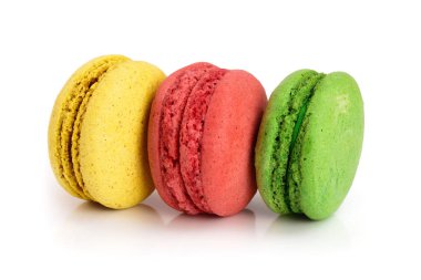 Beyaz arka plan closeup izole üç macaroons