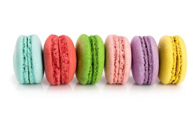 Beyaz arkaplanda izole edilmiş renkli badem kurabiyeleri