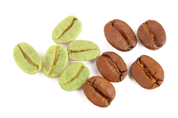 Зелені та коричневі кавові зерна ізольовані на білому тлі крупним планом. Вид зверху. Плоский прошарок — стокове фото